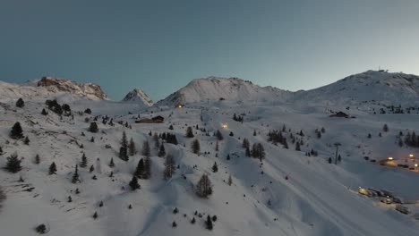 Luftdrohnenaufnahme-Des-Skigebiets-La-Plagne-Bei-Sonnenuntergang.-Französische-Alpen